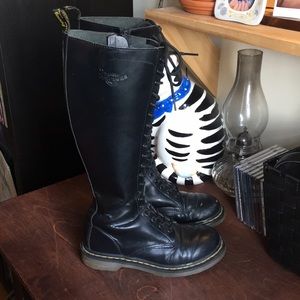 Dr. Martens 20 Eye Zip Boot